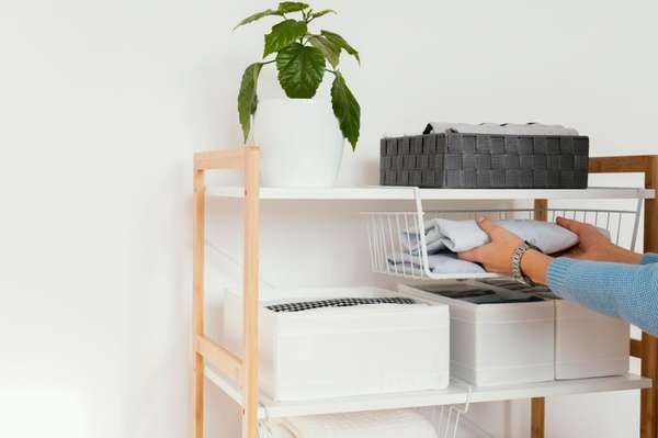 Canastas y estantes con organización simple en una habitación